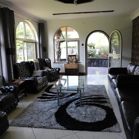 Stallion Place - Bed And Breakfast Kampala Esterno foto