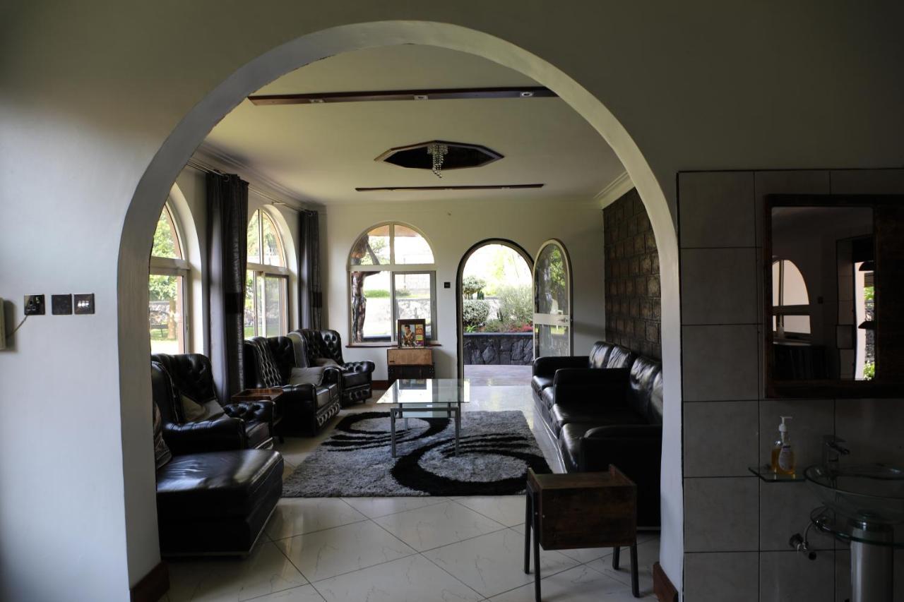 Stallion Place - Bed And Breakfast Kampala Esterno foto